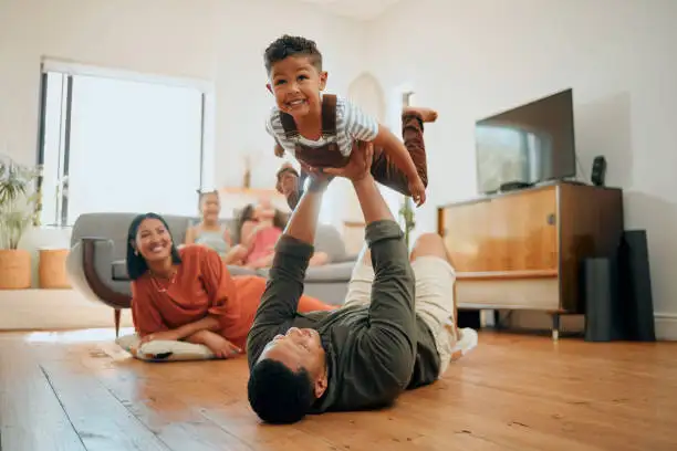 Una familia jugando en casa después de poner sus finanzas en orden