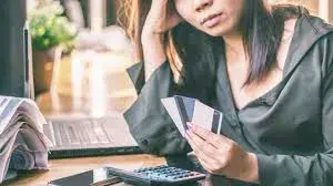 Should I Pay Off My Credit Card Debt Immediately or Carry over a Balance and pay it off Over Time